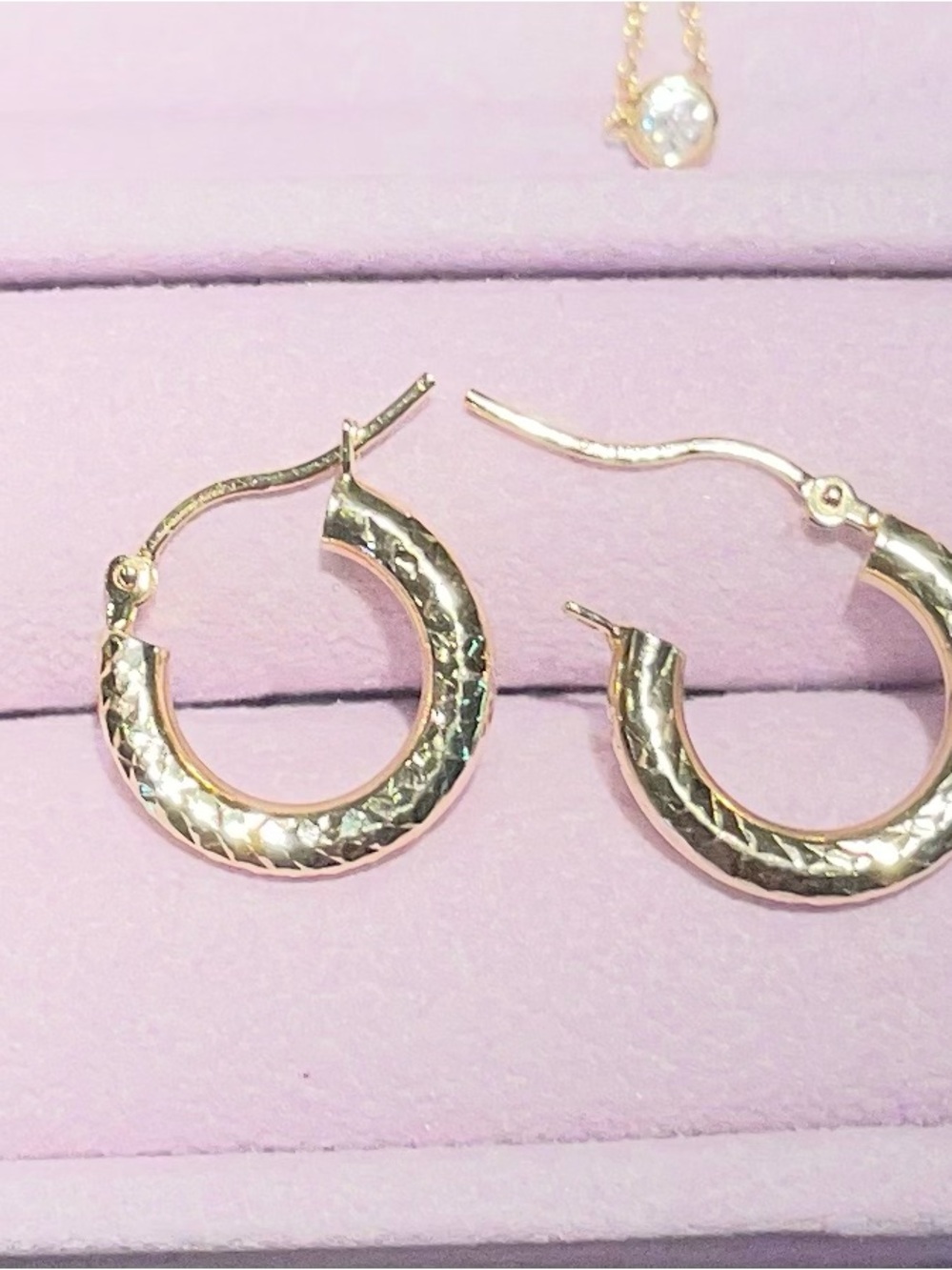 14k Solid Yellow Gold Diamond
Cut Textured Round Hoop Earrings
Marked - Picture 10 of 14